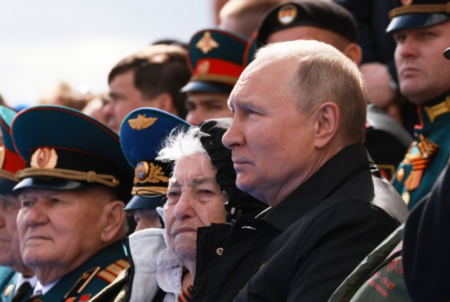 ▲ 현지시간 지난 9일 2차 세계대전 전승절 열병식을 지켜보는 블라디미르 푸틴 러시아 대통령. ⓒ뉴시스 AP. 무단전재 및 재배포 금지.