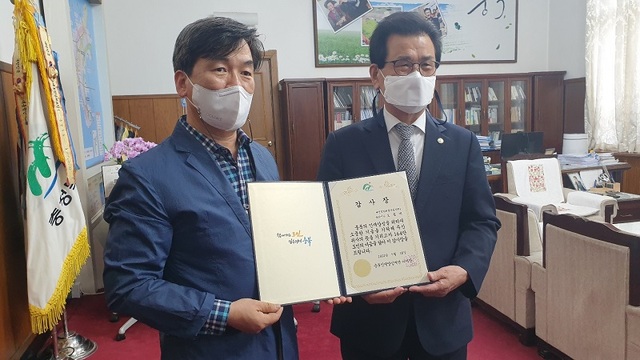 ▲ 대신정기화물자동차㈜가 18일 충북인재양성재단에 장학금 8000만 원을 기탁했다. 장병호 공동대표(좌)가 충북도청을 방문, 이시종 충북도지사에게 8000만 원을 기탁하고 있다.ⓒ대신정기화물