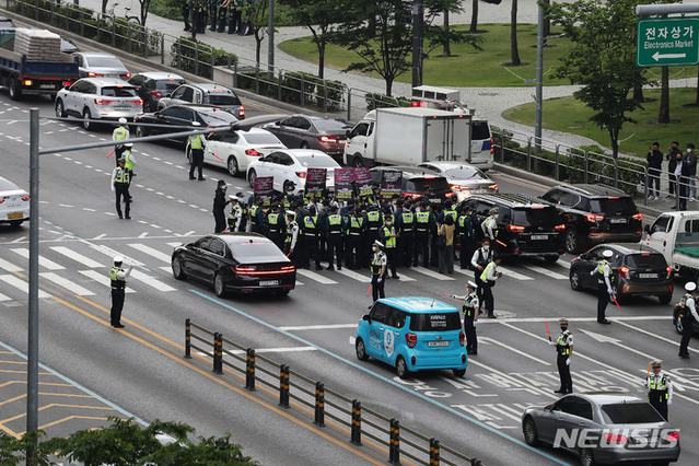 ▲ 18일 오전 서울 용산구 신용산역 인근에서 전국장애인차별철폐연대(전장연) 소속 회원들이 장애인권리예산 추경반영 촉구 출근길 행진으로 차량 정체현상이 빚어지고 있다. ⓒ뉴시스