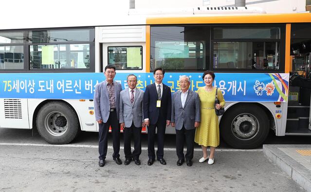 ▲ 사진은 양승조 후보가 75세 이상 어르신 버스비 무료화 개시 행사 당시 행사에 참여한 어르신과 함께 사진을 촬영했다.ⓒ양승조 후보 선거 캠프