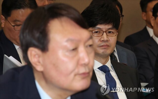 ▲ 한동훈 당시 대검 반부패·강력부장이 지난 2019년 10월 17일 서울 서초구 대검찰청에서 열린 국회 법제사법위원회의 대검찰청에 대한 국정감사에서 의원 질문에 답하는 윤석열 당시 검찰총장을 바라보고 있다. ⓒ연합뉴스