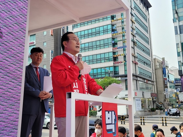 ▲ 박상돈 천안시장 후보가 19일 공식선거 첫날 천안 아라리오 광장에서 가진 출정식에서 인사말을 하고 있다.ⓒ박상돈 후보 선거 캠프