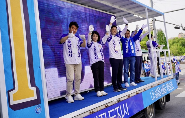 ▲ 공식 선거운동이 시작된 19일 오전 양승조 후보를 대신해 부인 남윤자 여사가 천안시청앞에서 선거운동을 하고 있다.ⓒ양승조 후보 선거 캠프