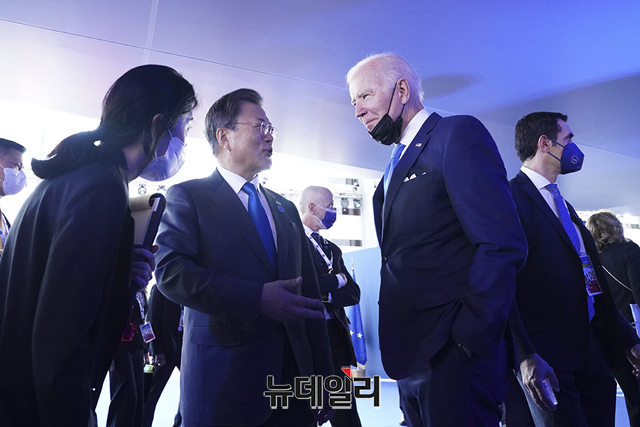 ▲ 지난해 10월 30일 이탈리아에서 열린 G20 정상회의 당시 문재인 대통령과 조 바이든 미국 대통령. ⓒ뉴데일리 DB.
