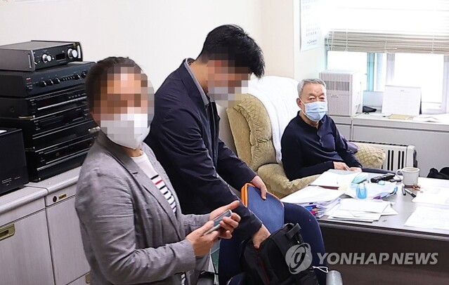19일 오후 서울 성동구 한양대 백운규 전 장관의 사무실에서 검찰 관계자들이 '산업부 블랙리스트' 의혹 사건 관련 압수수색을 실시하고 있다.ⓒ연합뉴스