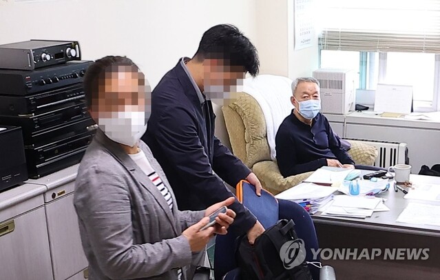 ▲ 19일 오후 서울 성동구 한양대 백운규 전 장관의 사무실에서 검찰 관계자들이 '산업부 블랙리스트' 의혹 사건 관련 압수수색을 실시하고 있다.ⓒ연합뉴스