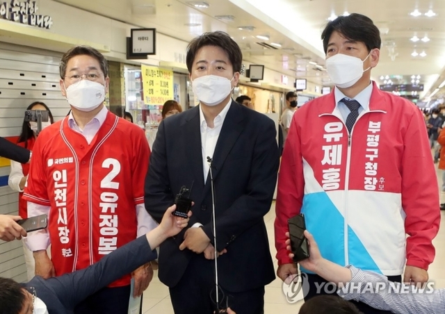 ▲ 국민의힘 이준석 대표(가운데)가 6·1 지방선거 선거운동 시작일인 19일 인천시 부평구 부평지하상가에서 기자들의 질문에 답하고 있다.ⓒ연합뉴스