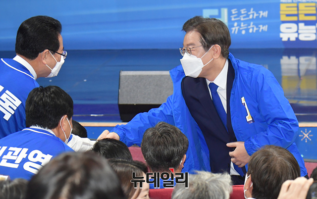 ▲ 이재명 더불어민주당 총괄선거대책위원장이 11일 국회에서 열린 전국동시지방선거 및 재보궐선거 통합선거대책위원회 출범식 및 공천장 수여식에 참석해 후보들과 인사를 나누고 있다. ⓒ이종현 기자