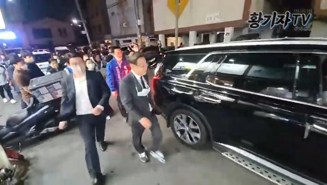 ▲ 인천 계양을 국회의원 보궐선거에 출마한 더불어민주당 이재명 후보가 18일 인천 계양구에서 거리유세 중 욕하는 시민에게 다가가고 있다. ⓒ유튜브 황기자TV 영상 캡처