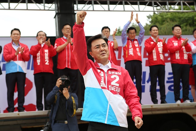 ▲ 김태흠 국민의힘 충남지사 후보가 19일 아산 현충사에서 열린 합동 출정식에서 지지자들에 인사하고 있다.ⓒ김태흠 후보 측 제공