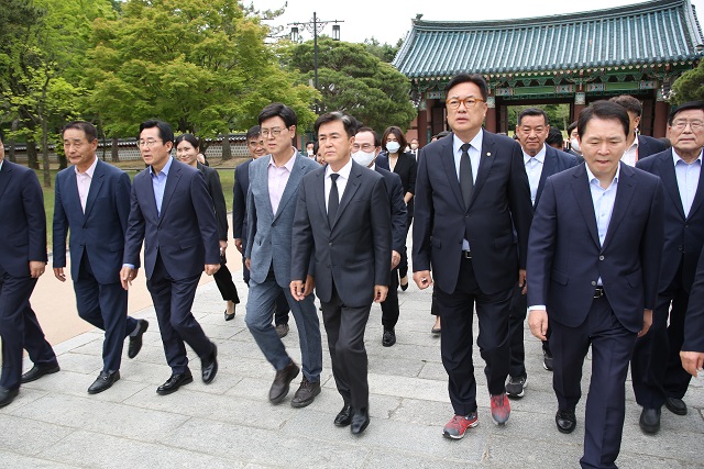 ▲ 김태흠 국민의힘 충남지사 후보가 19일 정진석 상임선거대책위원장 등과 아산 현충사를 방문하고 있다.ⓒ김태흠 후보 측 제공