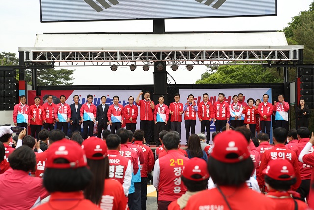 ▲ 정진석 상임선거대책위원장이 19일 아산 현충사에서 열린 김태흠 충남지사 후보 합동 출정식에서 지원유세를 하고 있다.ⓒ김태흠 후보 측 제공