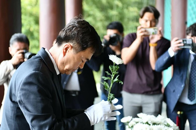 ▲ 김태흠 국민의힘 충남지사 후보가 19일 아산 현충사를 찾아 헌화하고 있다.ⓒ김태흠 후보 측 제공