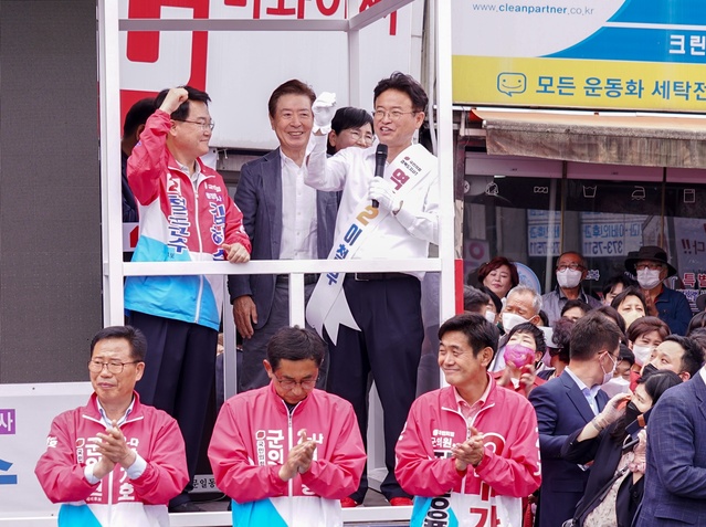 ▲ 국민의힘 소속 기호 2번 이철우 경북도지사 후보는 “청도는 과거 대한민국을 가난으로부터 구해낸 새마을 정신의 발상지인 곳”이라면서, “새마을 정신을 계승해 청도의 힘으로 새로운 경상북도를 만들겠다”고 밝혔다.ⓒ이철우 후보 사무소