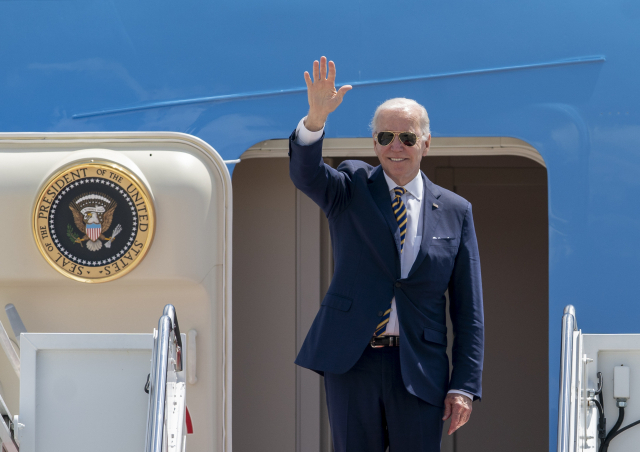 조 바이든 미국 대통령이 19일(현지시간) 메릴랜드주 앤드루스 공군기지에서 한일 순방을 위해 전용기인 에어포스원에 오르며 손을 흔들고 있다.ⓒ연합뉴스