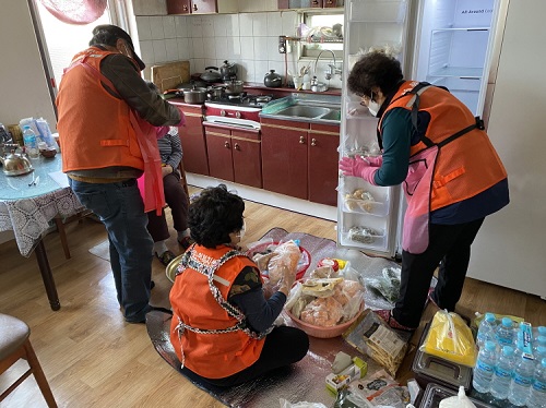 ▲ 어르신들이 식품안전도우미 사업을 하고 있다.ⓒ논산시