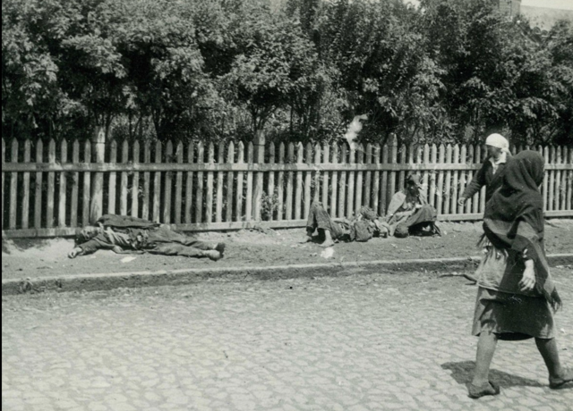 ▲ 홀로도모르, 굶어죽은 사람들의 시체가 거리에 널려있다ⓒ위키피디아 캡처