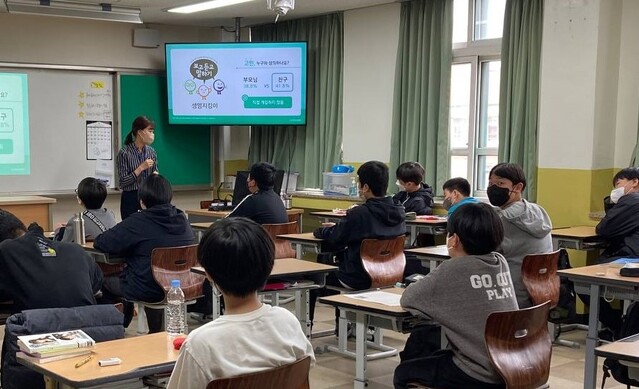 ▲ 경산시(시장 최영조)는 자살 고위험군을 조기에 발견하고 소중한 생명을 지키기 위해 공무원, 군 장병, 학생 등을 대상으로 ‘보고 듣고 말하기’, ‘생명배달’ 등 한국형 표준 자살 예방 프로그램 생명지킴이 양성 교육을 시행하고 있다고 20일 밝혔다.ⓒ경산시