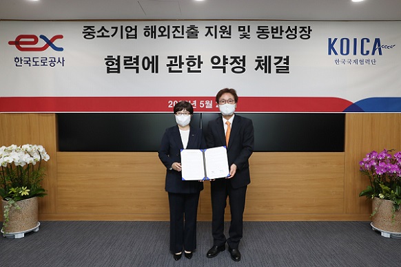 ▲ 20일 김진숙 한국도로공사 사장(왼쪽)과 손혁상 KOICA 이사장이 업무협약 체결 후 기념촬영을 하고 있다.ⓒ도공