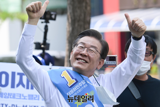 이재명 더불어민주당 인천 계양을 국회의원 후보가 20일 오후 인천 계양구 계양3동을 찾아 지지호소를 하고 있다. ⓒ강민석 기자