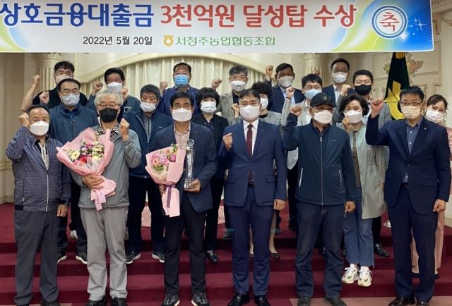 ▲ 이정표 본부장(앞줄 왼쪽 4번째)과 정영근 조합장(왼쪽 3번째)이 임직원들과 기념사진을 찍고 있다.ⓒ서청주농협