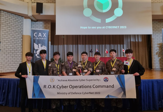▲ 사이버넷 2022 대회에서 우승한 국군사이버사 팀원들이 기념사진 촬영을 위해 포즈를 취했다. ⓒ국방부 제공.
