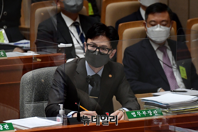 ▲ 한동훈 법무부 장관이 20일 오전 국회에서 열린 예산결산특별위원회에서 의원들의 질의에 답하고 있다. ⓒ뉴데일리(사진=공동취재단)