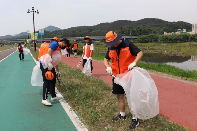 ▲ 동국대 WISE캠퍼스 참사람사회공헌센터 봉사단원들이 플로깅 환경운동에 참여해 쓰레기를 수거하고 있다.ⓒ동국대 WISE캠퍼스