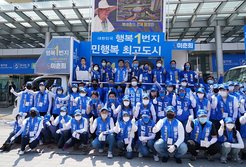 ▲ 민주당 이춘희 세종시장 후보가 20일 오후 조치원역 광장에서 지지자들과 함께 공식 출정식을 하고 있다.ⓒ이춘희 후보 캠프