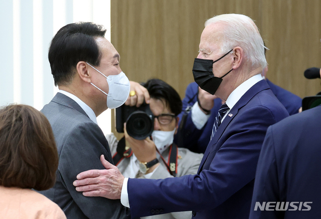 ▲ 윤석열 대통령과 조 바이든 미국 대통령이 20일 경기 평택 삼성전자 반도체 공장에서 인사하고 있다. ⓒ뉴시스