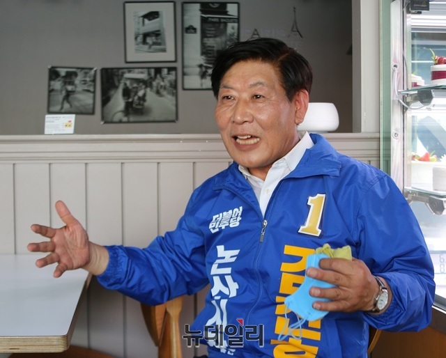 ▲ 김진호 논산시장 후보가 21일 논산시 연무읍 한 커피숍에서 논산시기자협회와 간담회를 하고 있다.ⓒ이길표 기자