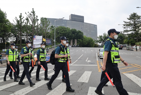 조 바이든 미국 대통령 방한 이틀째인 21일 바이든 대통령의 숙소로 알려진 서울 용산구 그랜드 하얏트호텔 주변에 경찰 병력이 배치돼 있다. ⓒ연합뉴스