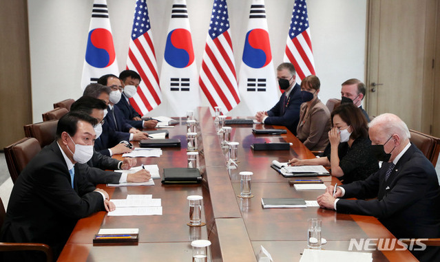 윤석열 대통령과 조 바이든 미국 대통령이 21일 오후 서울 용산 대통령실 청사 접견실에서 확대 정상회담을 하고 있다. ⓒ뉴시스