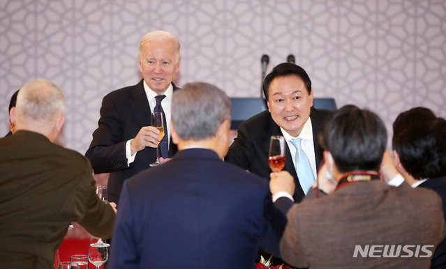 ▲ 윤석열 대통령과 조 바이든 미국 대통령이 21일 서울 용산구 국립중앙박물관에서 열린 한미 정상 만찬에서 건배하고 있다.ⓒ뉴시스