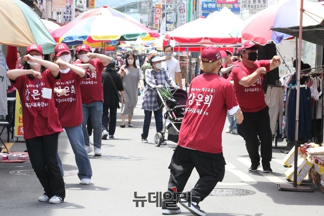 ▲ 강은희 후보 선거운동원이 관문시장 입구에서 율동을 하며 강은희 후보 홍보를 펼치고 있다.ⓒ뉴데일리