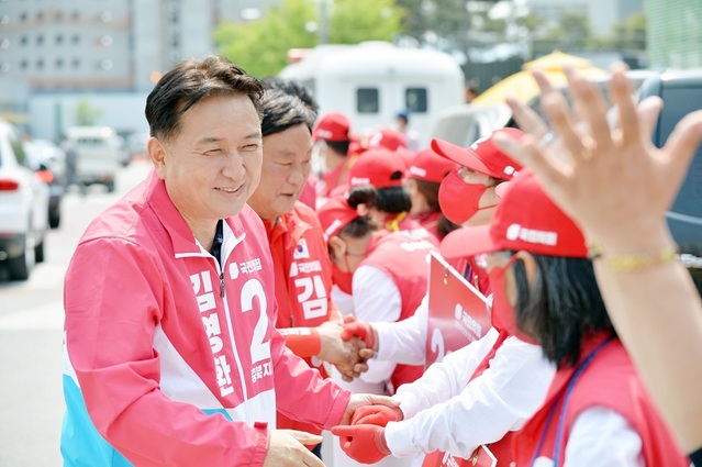 ▲ 김영환 국민의힘 충북도지사 후보가 진천군을 방문, 선거운동원들과 악수를 나누며 격려하고 있다.ⓒ김영환 후보 선거 캠프