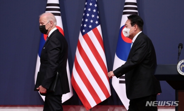 ▲ 윤석열 대통령과 조 바이든 미국 대통령이 21일 서울 용산 대통령실 청사에서 열린 공동기자회견을 마친 후 단상을 내려오고 있다. ⓒ뉴시스