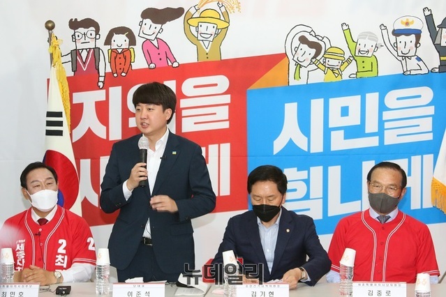 ▲ 이준석 국민의힘 대표가 지난 17일 오후 세종시 대평동 최민호 세종시장 후보 선거사무실에서 열린 제8회 전국동시지방선거 국민의힘 세종시선거대책위원회 출범 및 필승결의대회'에 참석, 인사말을 하고 있다.ⓒ이길표 기자