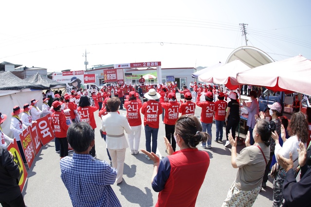 ▲ 국민의힘 윤경희 후보는 선거 셋째 날인 5월 21일 현서면 화목장터에서 ‘선거는 축제다’라는 캐치프레이드로 흥겨운 축제의 한마당을 만들었다.ⓒ윤경희 후보 사무소