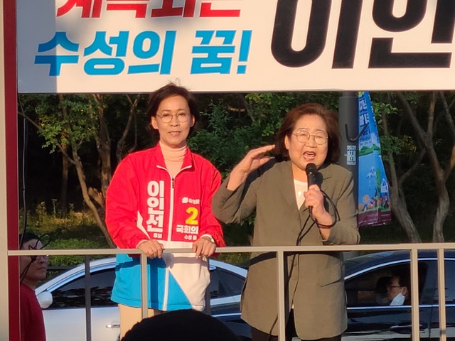 ▲ 김을동 전 국회의원(오른쪽)이 이인선 국민의힘 후보 지지를 호소하고 있다.ⓒ이인선 후보 사무소