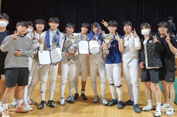 ▲ 청주대학교 펜싱부가 제40회 전국대학연맹회장기 전국남녀펜싱선수권대회에서 에뻬와 플러레 종목에서 각각 단체전 2위를 차지했다.ⓒ청주대