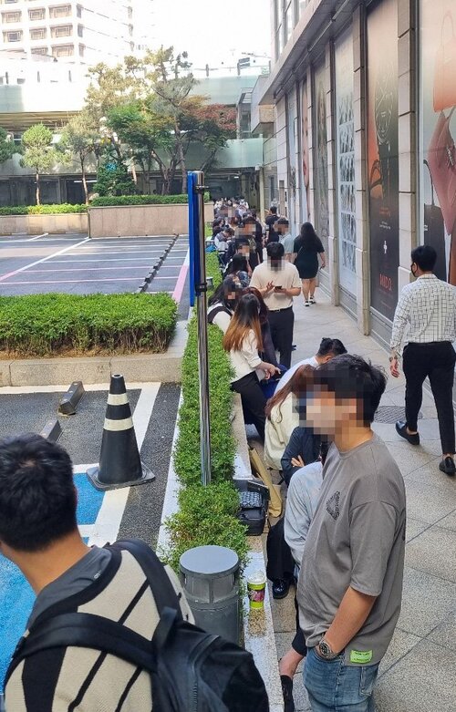 ▲ 정기휴무일인 23일 롯데백화점 본점의 프라이빗 에비뉴엘 쇼핑데이 입장을 기다리는 MGV 고객들.ⓒ강필성 기자