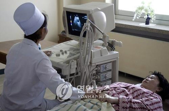 평양산원에서 임신 관리를 받는 임산부. 선전용 영상 속 모습이다. ⓒ연합뉴스. 무단전재 및 재배포 금지.