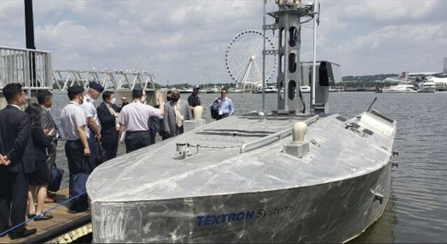 ▲ 미국 메릴랜드에서 개최된 ‘해양항공우주 전시회(Sea-Air-Space Exposition 2021)’에 방문한 군 관계자들이 LIG넥스원 담당자로부터 무인수상정에 탑재 가능한 2.75인치 유도로켓 ‘비궁’의 발사대 시스템에 대한 설명을 듣고 있다. ⓒLIG넥스원