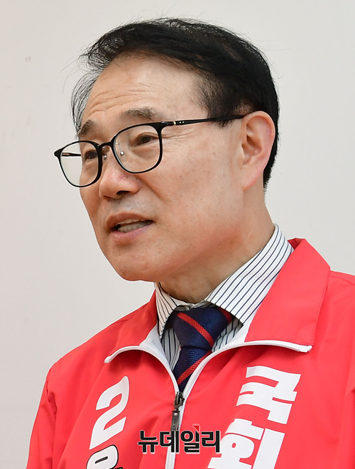 ▲ 6.1 지방선거와 함께 치러지는 인천 계양을 국회의원 재보궐선거에 출마한 윤형선 국민의힘 후보가 17일 인천 계양에 위치한 캠프 사무실에서 인터뷰하고 있다.ⓒ이종현 기자