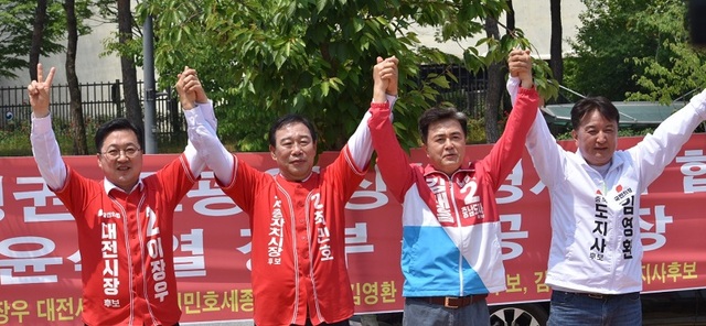 ▲ 김태흠 충남지사(왼쪽 세번 째)이장우 대전시장(왼쪽 첫번 째) 최민호 세종시장(왼쪽 두번 째), 김영환 충북지사(왼쪽 네번 째) 등 국민의힘 충청권 광역단체장 후보 4명이 23일 세종 국무조정실 1동 정문에서 충청권 초광역 상생경제권 선언을 하고 있다.ⓒ최민호 후보 선거 캠프