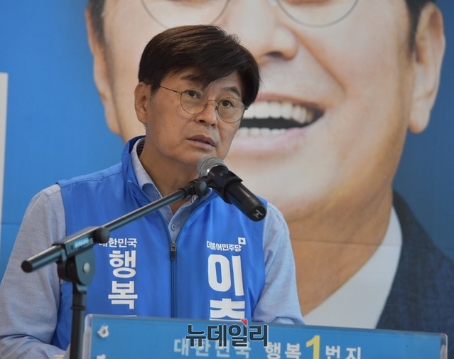 ▲ 이춘희 세종시장 후보가 23일  선거캠프에서 제5차 공약을 발표하고 있다.ⓒ이길표 기자