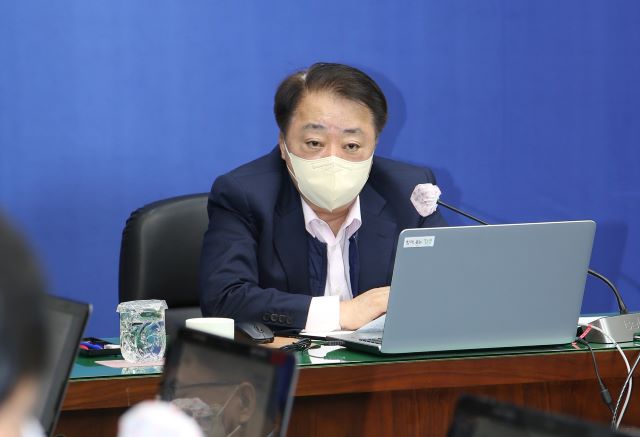 ▲ 한범덕 충북 청주시장이 23일 임시청사 소회의실에서 열린  주간업무보고에서 제8회 전국동시지방선거가 공정선거가 되도록 맡은 바 역할에 최선을 다해달라고 강조했다.ⓒ청주시