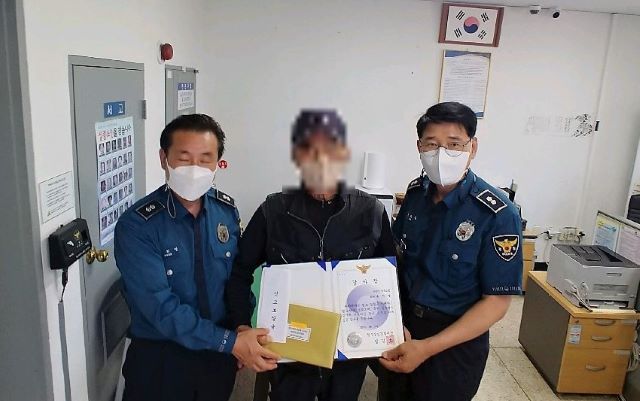 ▲ 청주상당경찰서가 23일 미원파출소에서 산양삼 절도 용의자 검거에 기여한 공을 세운 주민 유 모씨에게 감사장 및 포상금을 수여했다.ⓒ청주상당경찰서