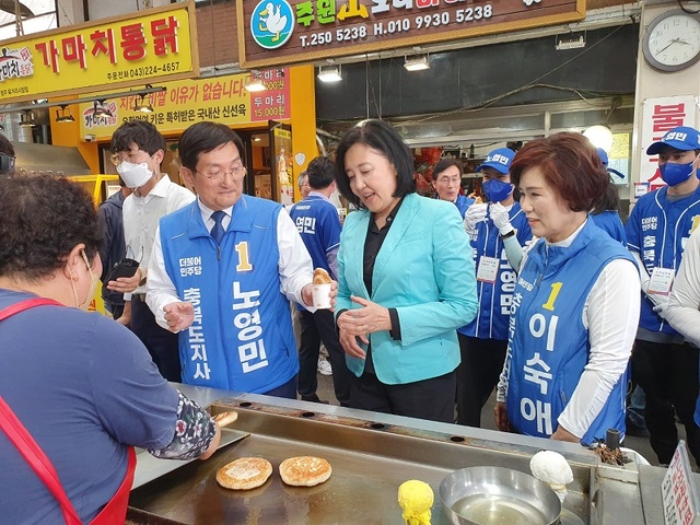 ▲ 노영민 충북도지사 후보가 23일 청주를 방문한 박영선 전 중소벤처기업부 장관에게 육거리시장에서 호떡을 권하고 있다.ⓒ노영민 후보 선거 캠프